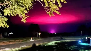 Moradores da cidade de Mildura ficaram confusos com um brilho rosa no céu Foto: Nikea Champion / BBC News Brasil