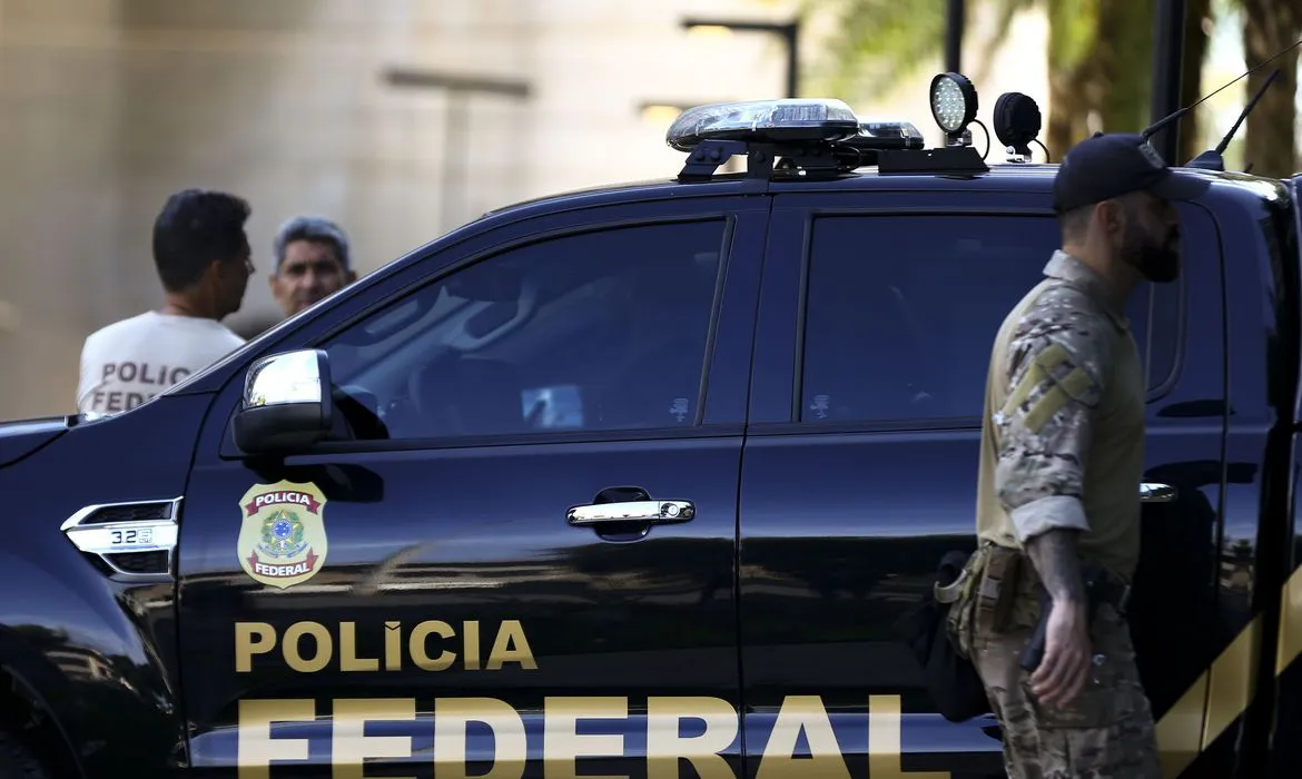 Agentes da Polícia Federal flagraram o transporte dos fuzis