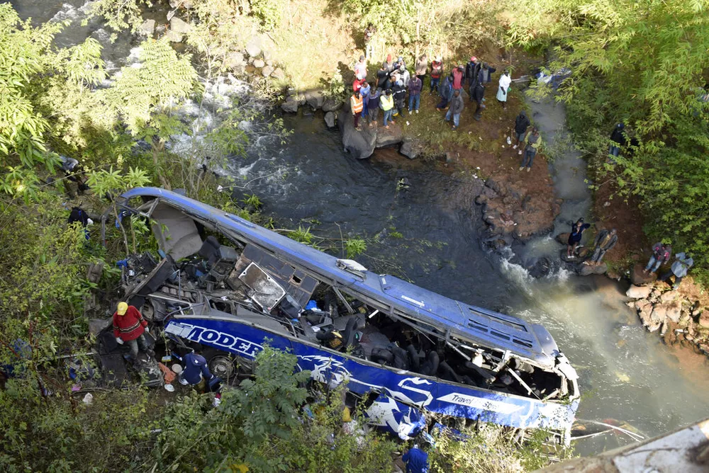 Ônibus que despencou de uma ponte no centro do Quênia, em 24 de julho de 2022. ?- Foto: Dennis Dibondo/ Associated Press