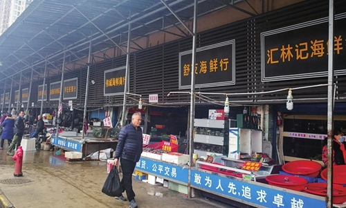 Mercado de frutos do mar de Huanan, em Wuhan, que foi fechado após surto de Covid-19 China News Service/ Global Times/ Reprodução