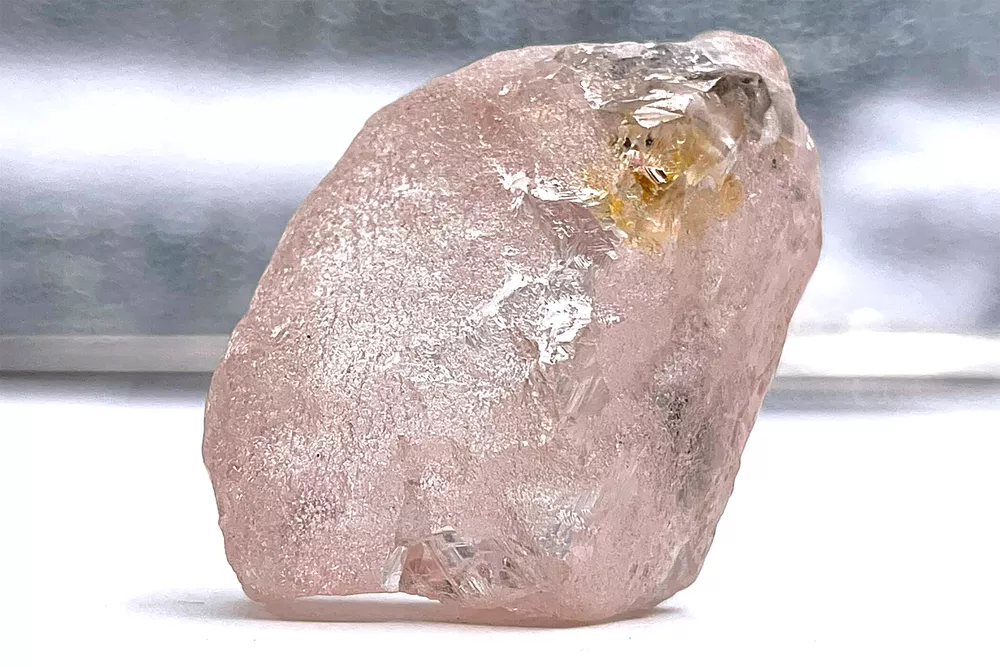 O diamante puro rosa de 170 quilates encontrado por mineiros em Lulo, em Angola, em 27 de julho de 2022. ?- Foto: Lucapa Diamond Company via AFP