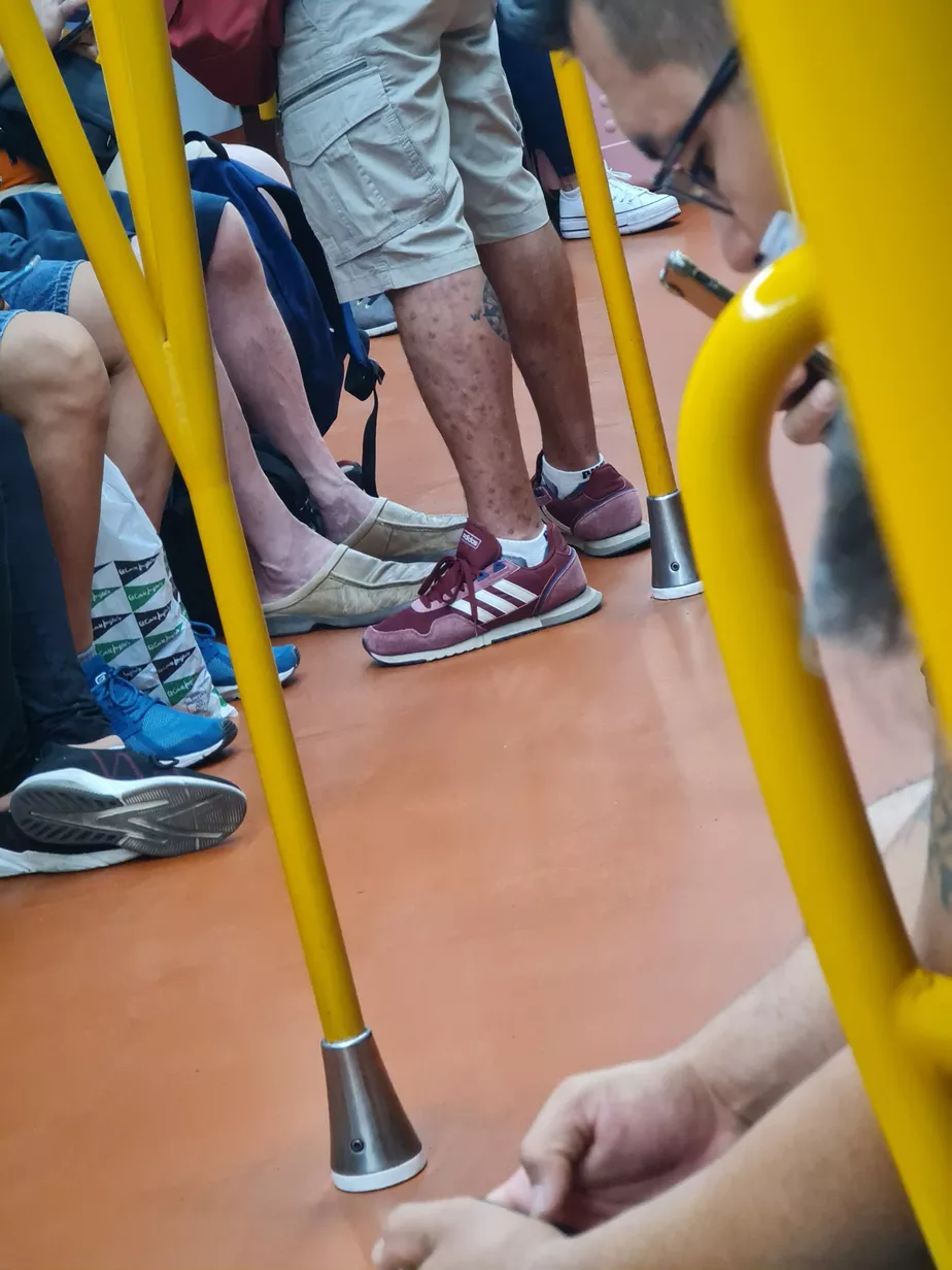 Passageiro com varíola dos macacos andando de metrô em Madri, na Espanha, deixou médico chocado - Foto - Twitter @arturohenriques / Reprodução