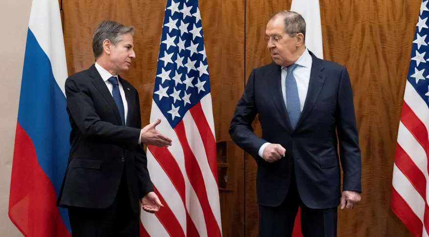 Secretário de Estado dos EUA, Antony Blinken, ao lado do ministro das Relações Exteriores da Rússia, Sergei Lavrov, em Genebra 21/01/2022 Alex Brandon/Pool via REUTERS