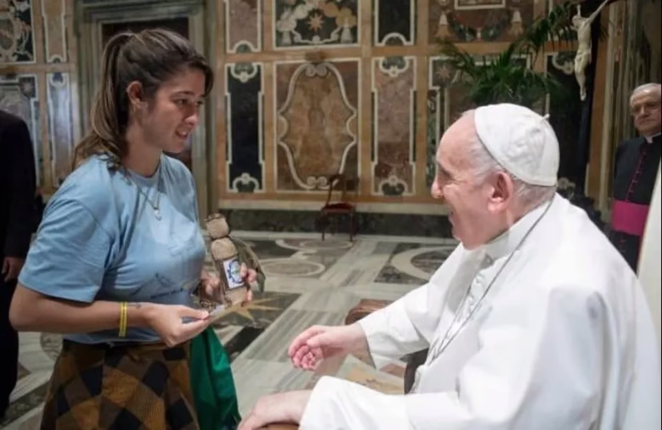 Cristina Chaim, 32 anos, católica e participante assídua do grupo Jovens de Nossa Senhora, entrega "cachacinha" ao Papa (Foto: Vatican Media)