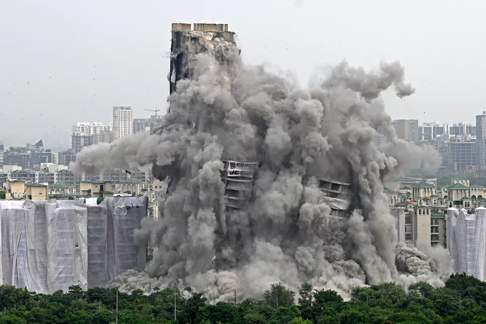 Duas torres gêmeas ilegais são implodidas no subúrbio de Nova Délhi  Foto: Sajjad HUSSAIN / AFP