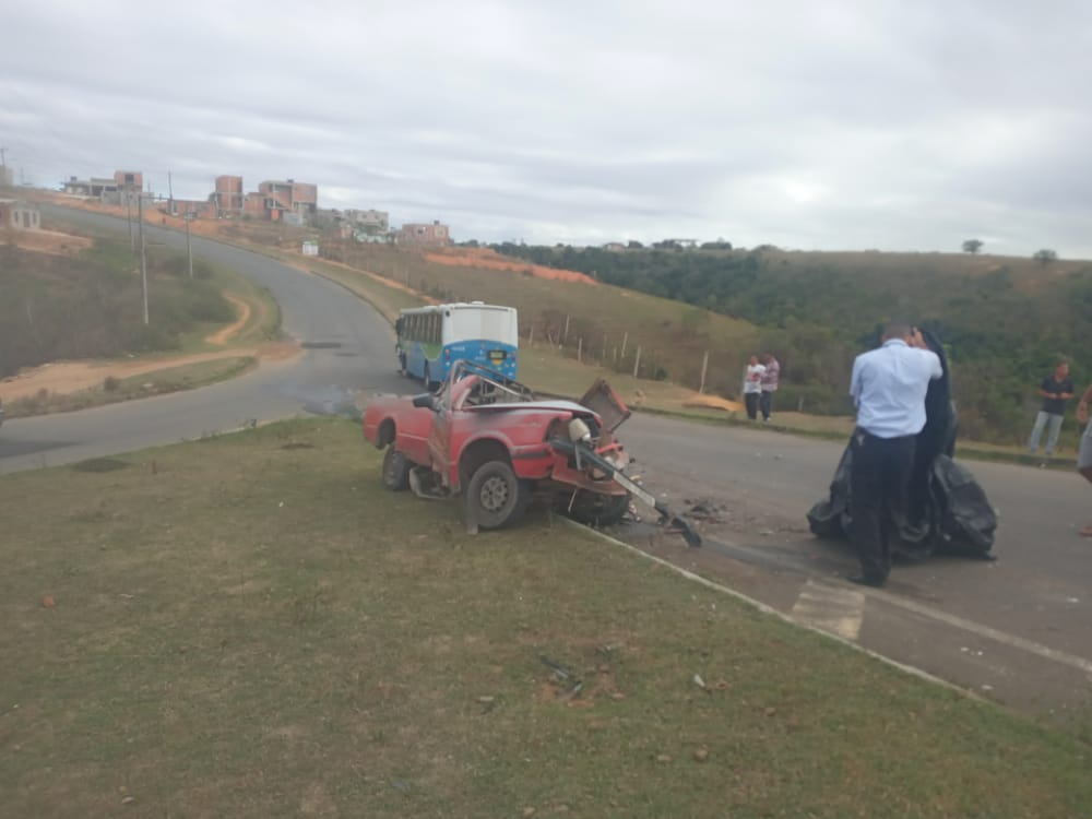 Motorista morre e carro fica destruído em colisão com ônibus na Serra. Crédito: Leitor A Gazeta