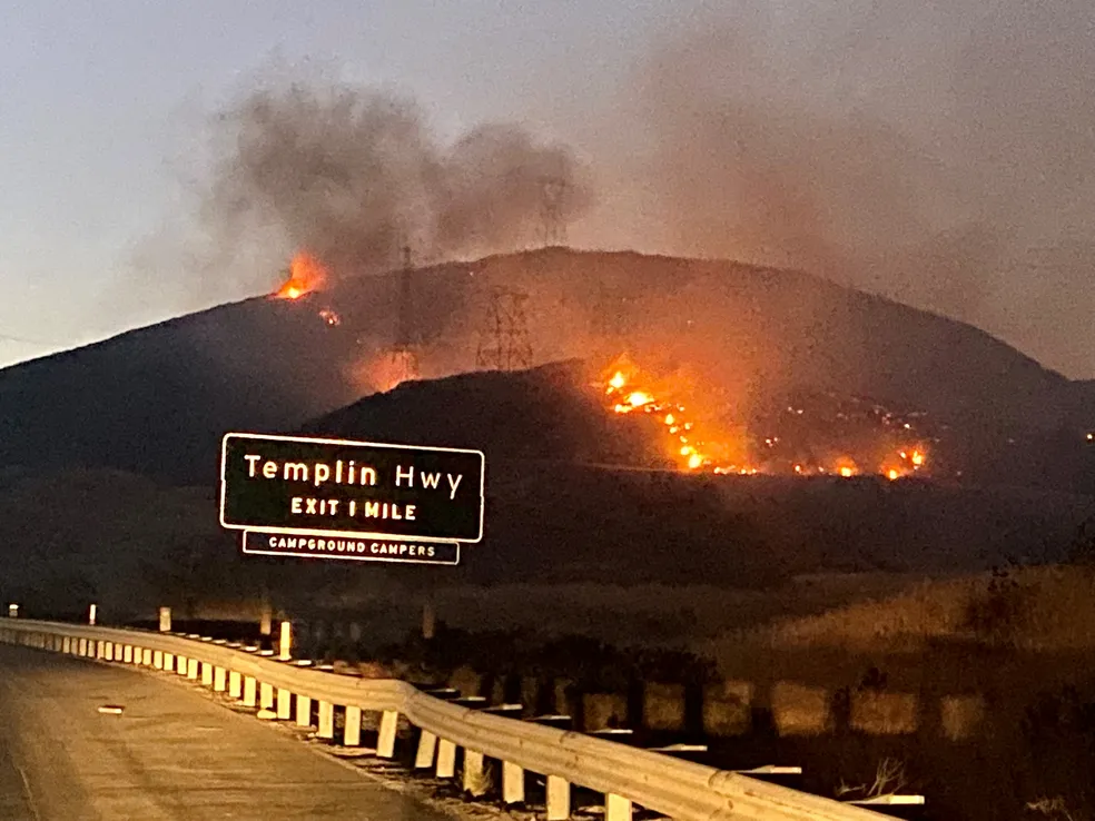 Imagem de incêndio ao lado de uma rodovia na Califórnia, em 1º de setembro de 2022 - Foto: Caltrans District 7/Via Reuters