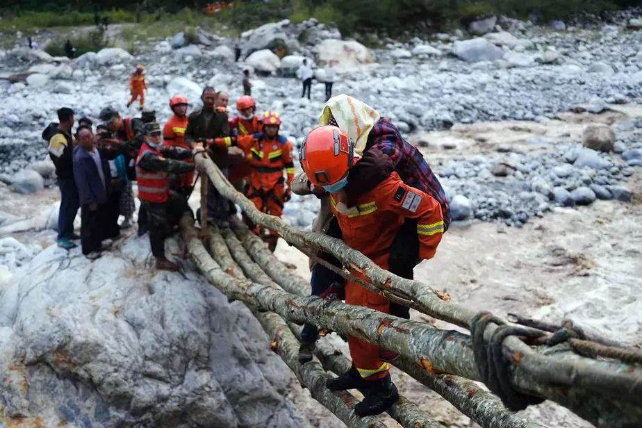 Equipes de resgate retiram moradores do condado de Luding, na província de Sichuan, atingidos pelo terremoto - Foto/AFP