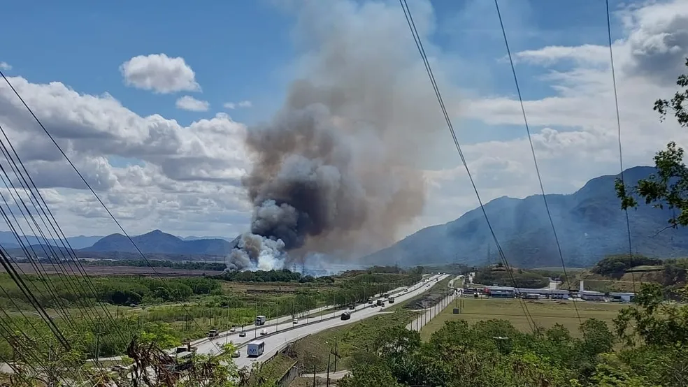 Incêndio na Rodovia do Contorno, na Serra - Foto: Rodrigo Bergamaschi