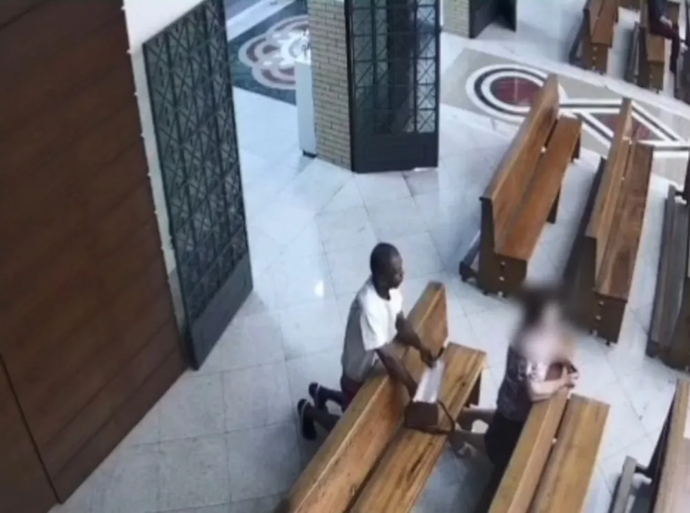 Suspeito entra na igreja, também se ajoelha, e furta a bolsa da mulher que estava na missa.  Foto: Reprodução/TV Gazeta