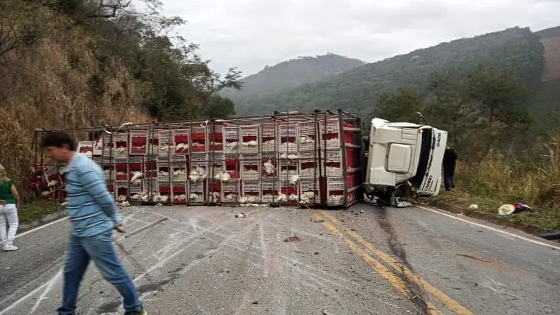 Caminhão tombou na rodovia