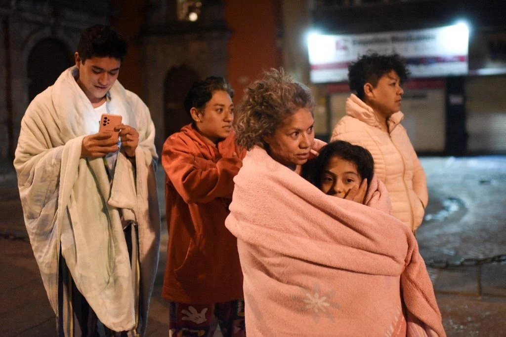Mexicanos se protegem nas ruas contra terremotos. Foto: Pedro PARDO / AFP ... Leia mais em https://www.cartacapital.com.br/mundo/terremoto-de-69-graus-no-mexico-deixa-dois-mortos/?utm_source=terra_cap