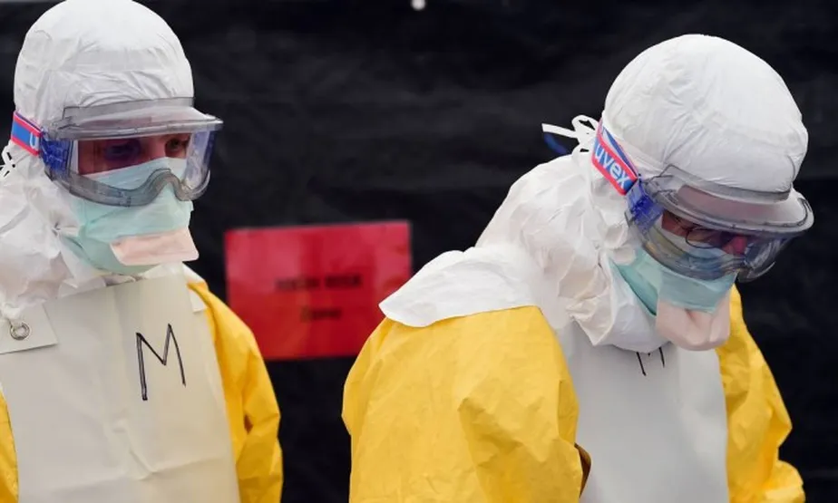 Médicos tratam pacientes com ebola utilizando equipamentos de segurança para evitar infecção. Foto/AFP