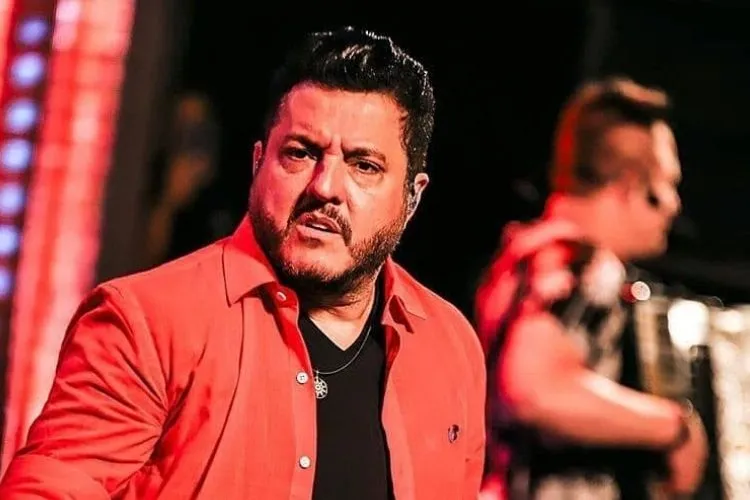 O sertanejo gerou revolta nesta semana após publicar em seu perfil no Instagram uma foto das jovens - sem a autorização delas - e acompanhada de uma piada machista