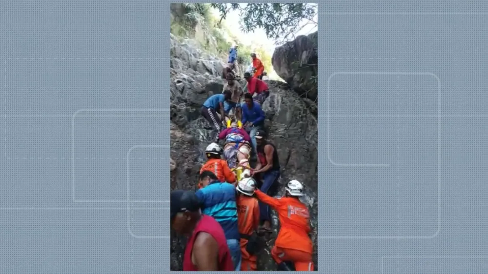 Uma mulher morre e outra fica ferida após serem atingidas por uma pedra no cânion do Rio São Francisco  Foto: TV Bahia