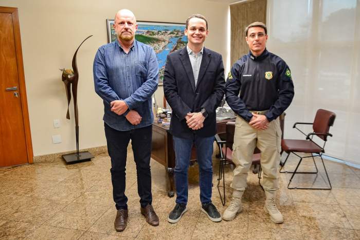 Foto: Leonardo Silveira / PMV / O prefeito Lorenzo Pazolini ao lado de Amarílio (novo secretario, a direita) e Luciano Forrechi, secretário de Governo 