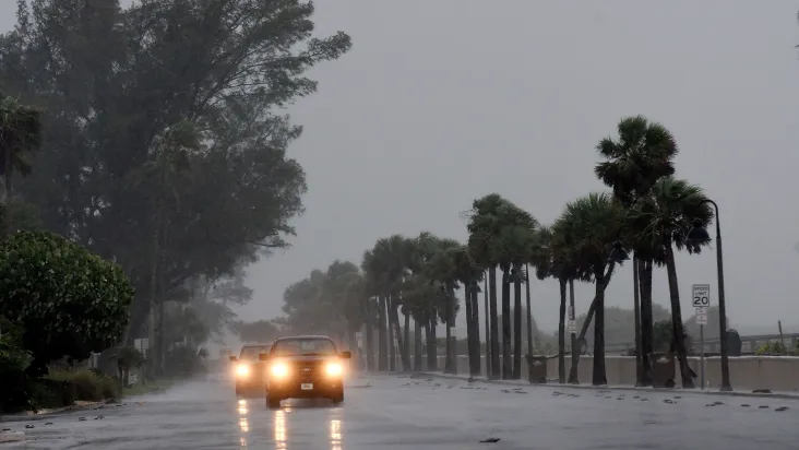 Moradores dirigem perto da baía de St. Pete Beach enquanto os ventos do furacão Ian chegam em 28 de setembro, na Flórida Crédito: Gerardo Mora/Getty Images