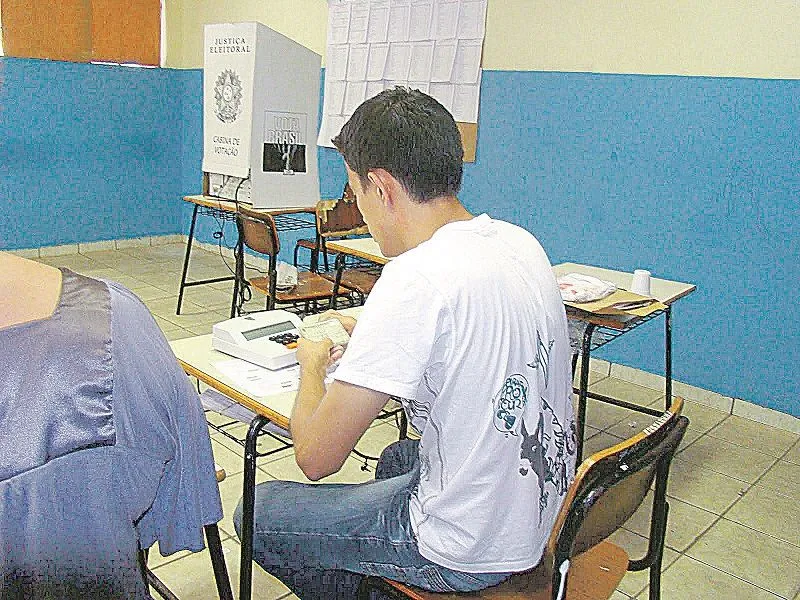 Mesário durante votação: direitos