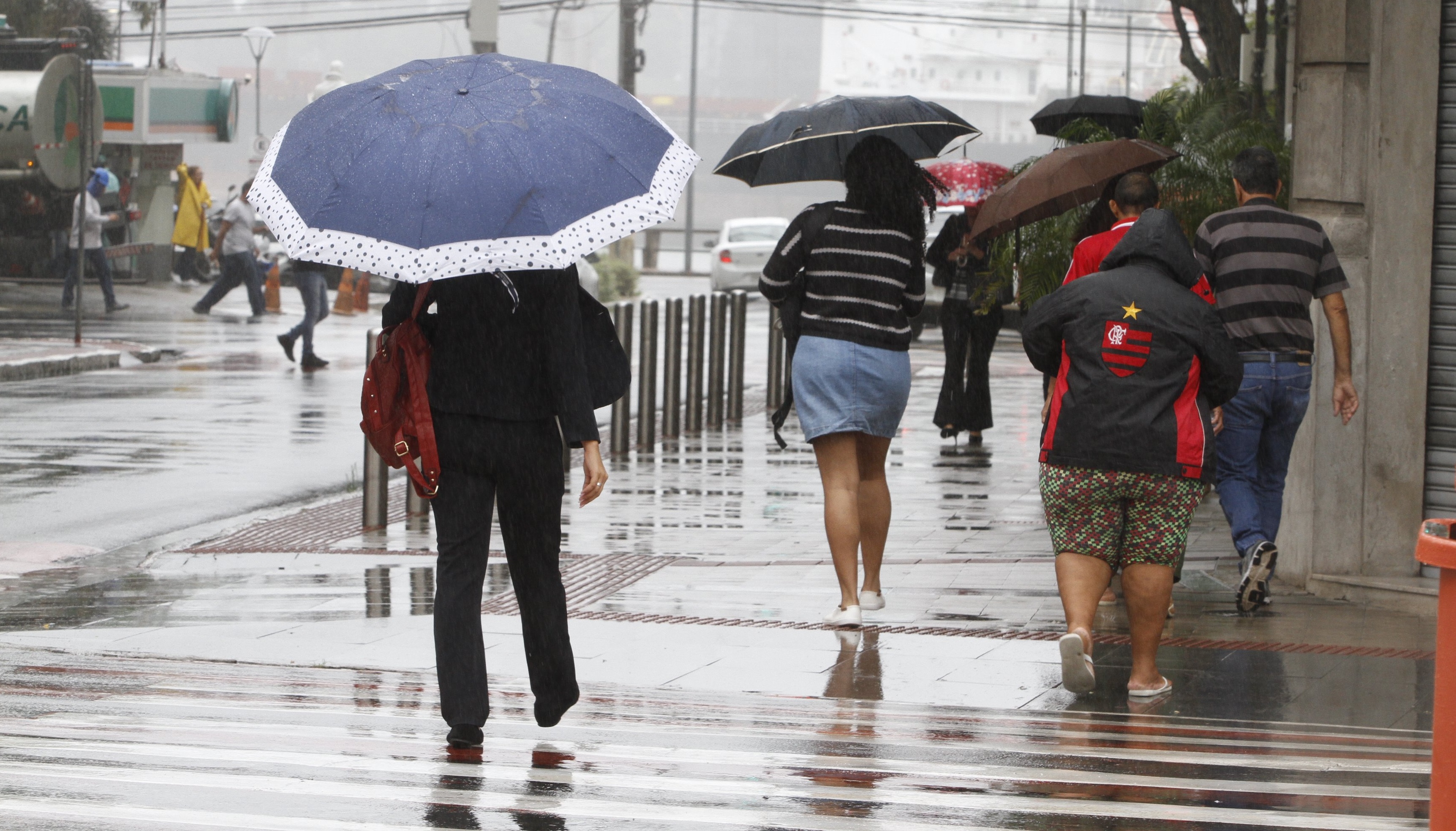 Cidades Chuva na Grande Vitória Na foto Pessoas andando na rua Marcellino Duarte (rua Sesc Glória) Foto Thiago Coutinho