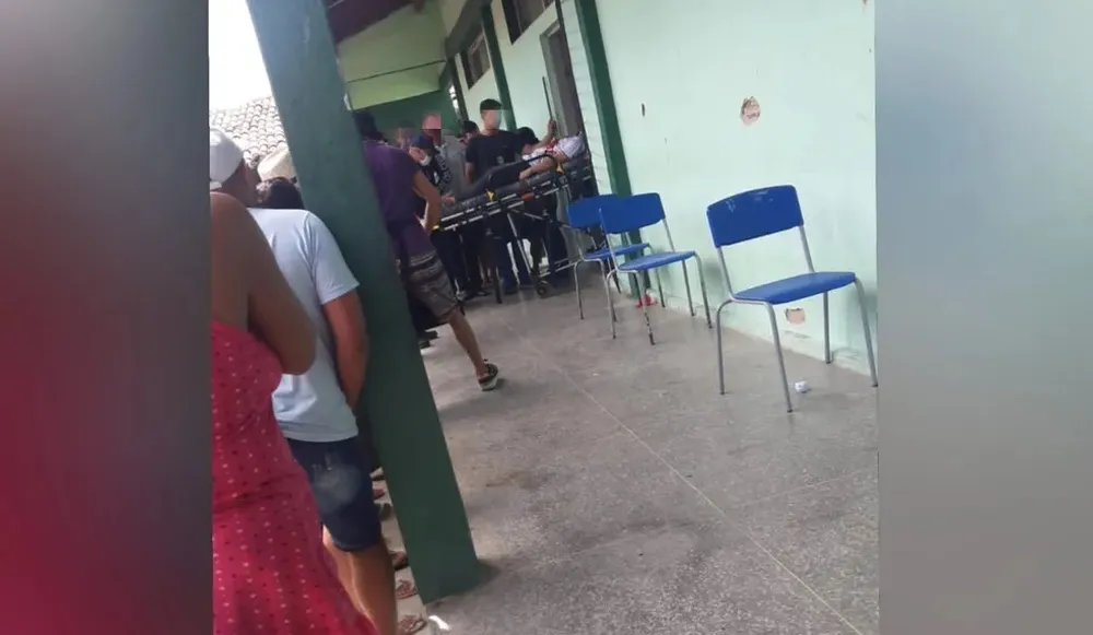 Aluno sendo socorrido após ser baleado por colega em escola de Sobral, no interior do Ceará ?- Foto: Reprodução