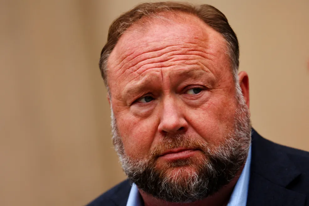 Alex Jones fala com a imprensa após depoimento em segundo julgamento sobre indenização a vítimas de Sandy Hook, em 4 de outubro de 2022  Foto: Mike Segar/Reuters