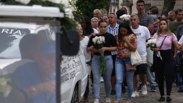 Familiares e amigos no enterro de Bruno Gomes Valentim da Costa, de 41 anos Foto: Lucas Tavares / Agência O Globo