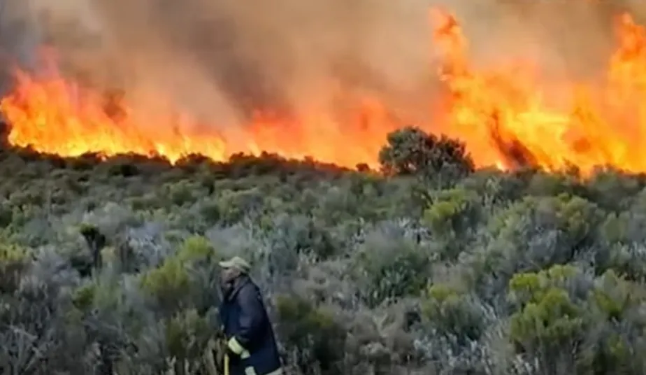 Equipes trabalham desde sexta-feira, 21, para conter e evitar que as chamas se espalhem no Kilimanjaro - Foto - Reprodução de vídeo