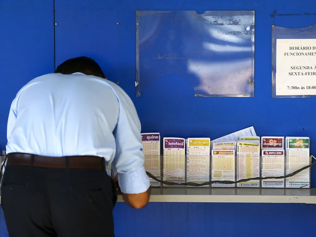 Apostadores fazem filas em casas lotéricas de Brasília. A Caixa Econômica Federal sorteia amanhã (12) a lotofácil da Independência.