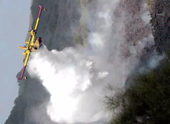 Avião Canadair na encosta do Etna [foto de arquivo] Foto: Arquivo/Ragonese/Scardino ANSA-CD / Ansa - Brasil