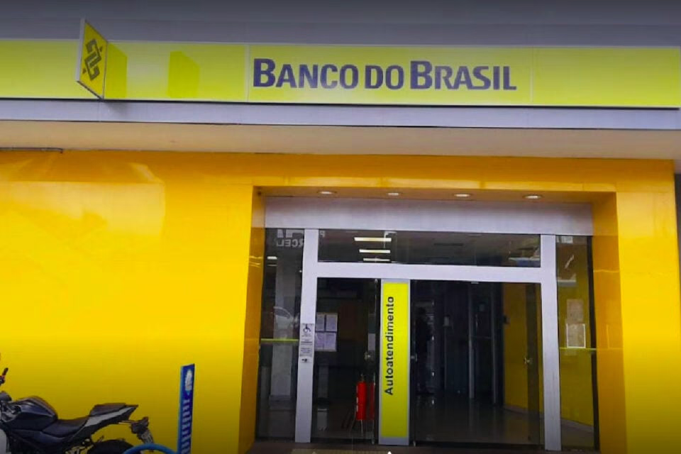 Homem fica nu para passar em porta giratória de banco e mesmo assim é barrado, em Goiânia (Foto: Reprodução - Google Street View)