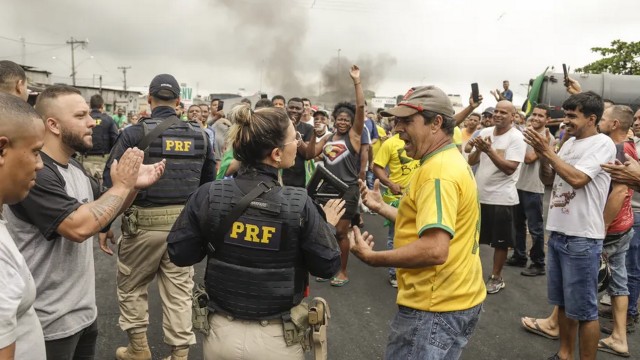 Bolsonaristas protestam diante de agentes da PRF na BR-101 em Itaboraí Foto: Gabriel de Paiva/Agência O Globo