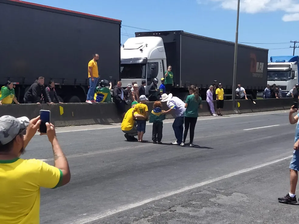 Crianças no meio da BR-101 em Itajaí durante bloqueio nesta quarta-feira (2) - Foto: PRF/Divulgação