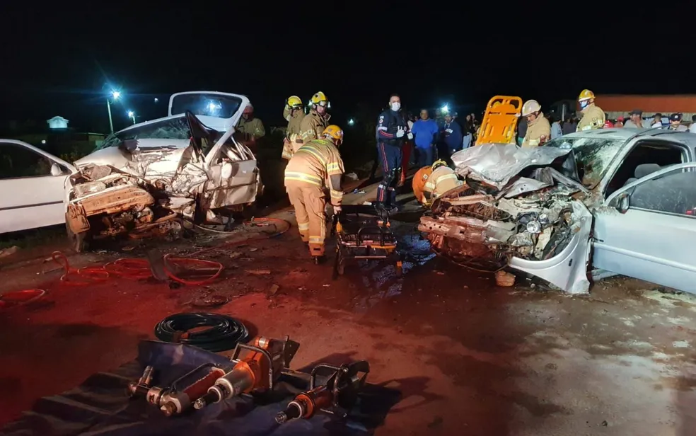 Carros destruídos após acidente na BR-251, em Cristalina ?- Foto: Divulgação/CBMGO