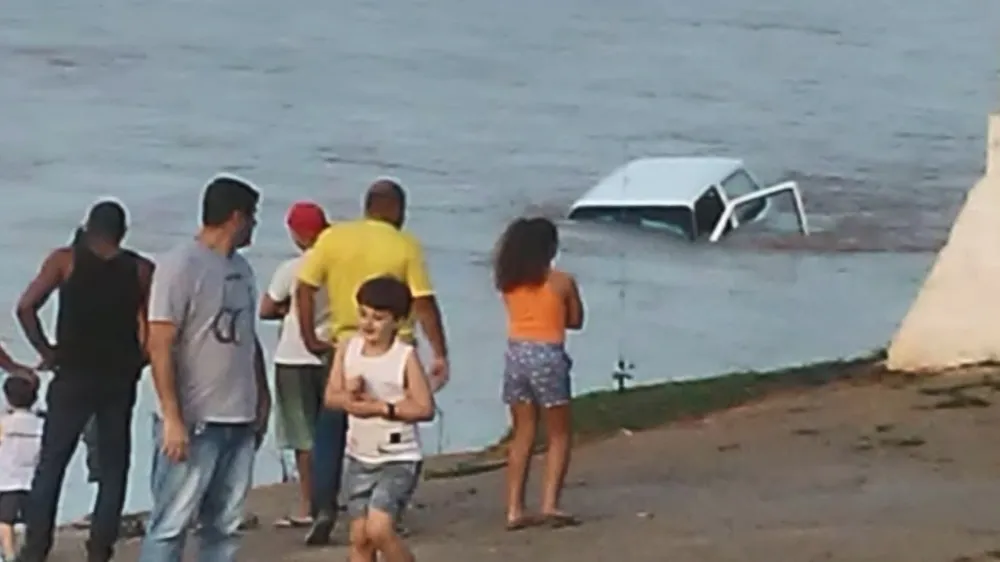 Carro apresenta problema no freio de mão em uma ladeira, desce sozinho e cai no Rio Doce, em Colatina  Foto: Reprodução/TV Gazeta