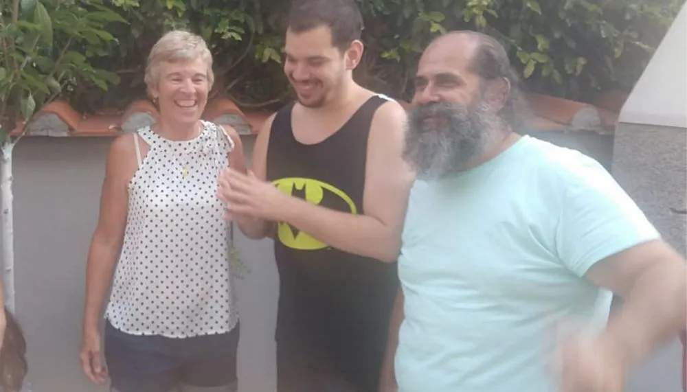 O capixaba Tonio Paulo durante uma comemoração no país europeu, ao lado do filho Saulo e da mulher, Rosemary Mantovani, que sofre de diverticulose no cólon e depressão