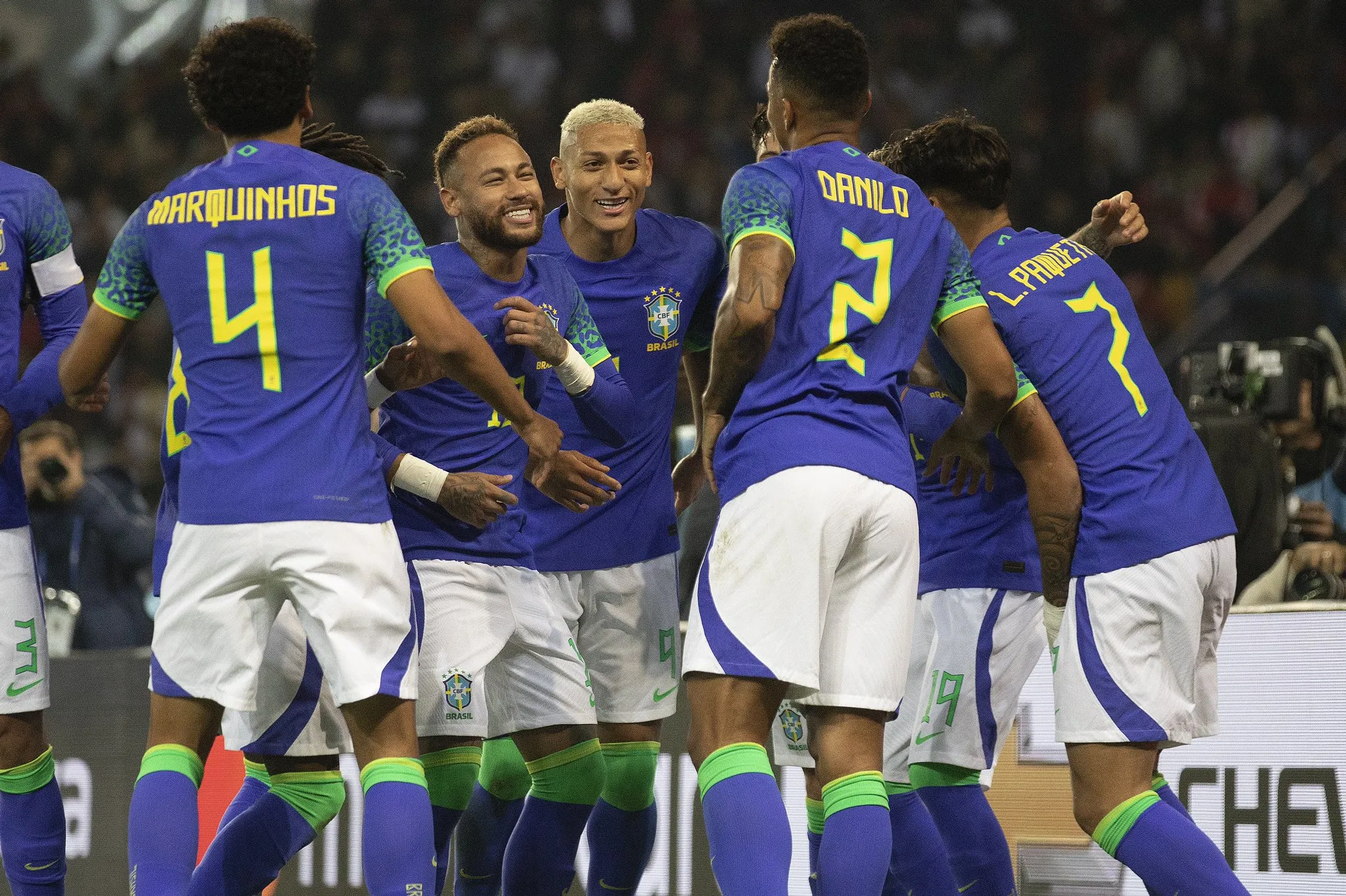 Jogadores da seleção comemorando gol em amistoso