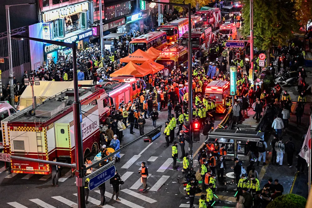 Policiais e paramédicos se reúnem onde dezenas de pessoas sofreram parada cardíaca, no popular bairro noturno de Itaewon, em Seul ?- Foto: Jung Yeon-Je/AFP
