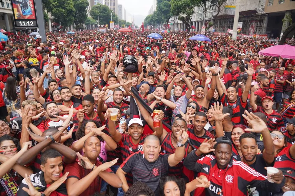 Torcedores do Flamengo lotam avenida Presidente Vargas, no Centro do Rio, para receber o time após conquista da Libertadores 2019 - Foto: Marcos Serra Lima/G1