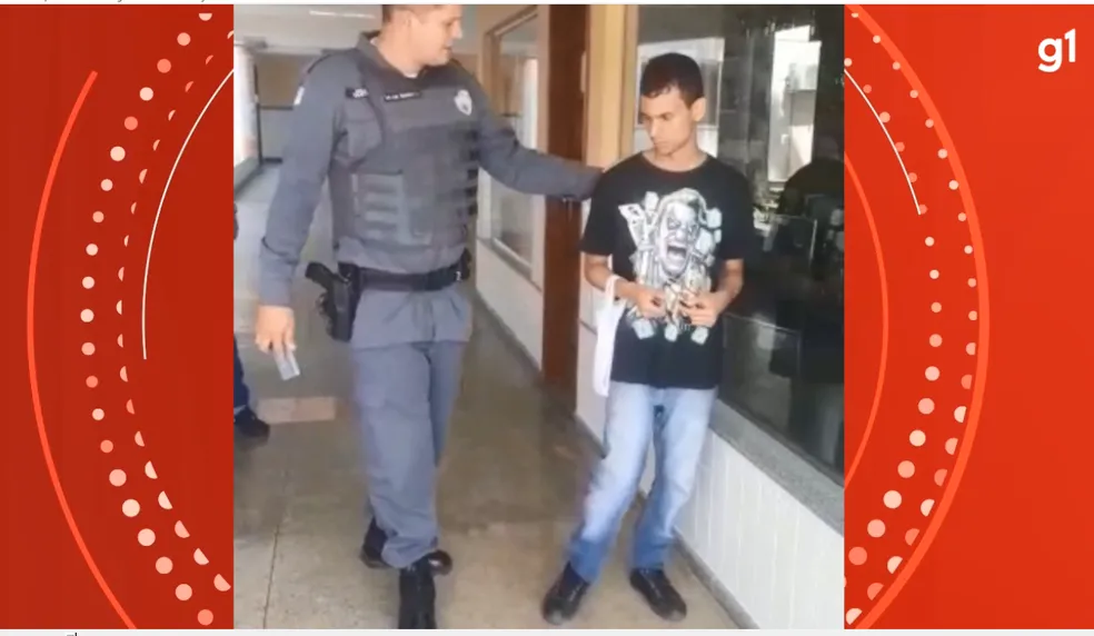 Policial escoltou jovem para fora de escola após ele ser impedido de fazer o Enem - Foto: Reprodução/Redes sociais