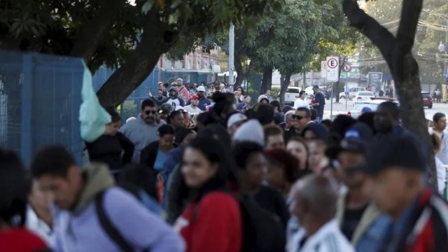 Fila na Zona Oeste do Rio para atualizar o Cadastro Único e receber o Auxílio Brasil Foto: Fabiano Rocha/Agência O Globo