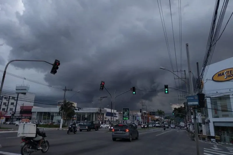 Nuvem carregada, na avenida Fernando Ferrari, em Vitória