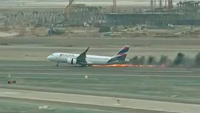Asa direita do avião se arrastou contra a pista, gerando as chamas