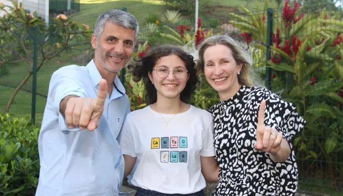 Gustavo e Deise Tardin comemoram a classificação da filha Gabriela em primeiro lugar geral no Ifes