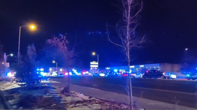 Viaturas policiais estacionam em frente ao Club Q, em Colorado Springs, onde um atirador matou cinco pessoas Foto: Twitter/@IntelPointAlert