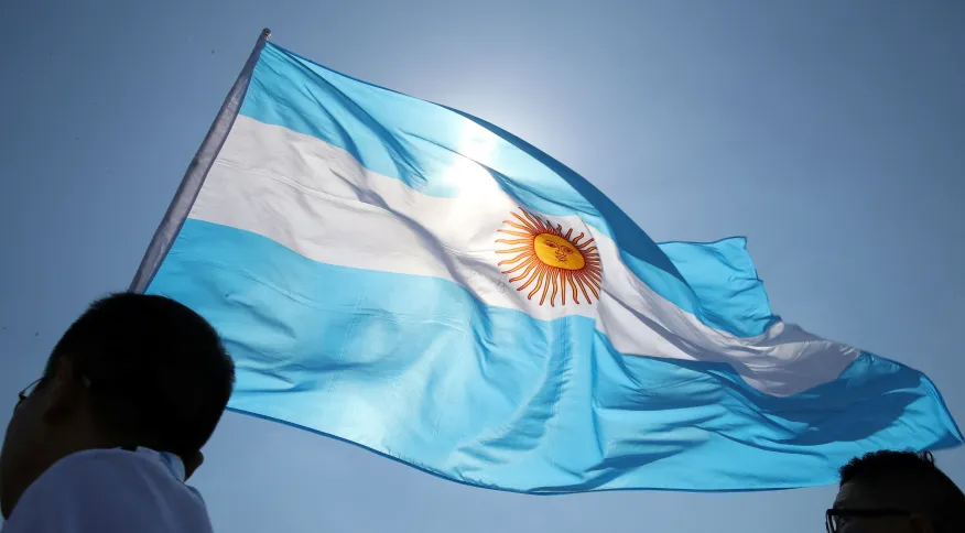 Torcedores com bandeira da Argentina / Carl Recine/Reuters (16.jun.2018)