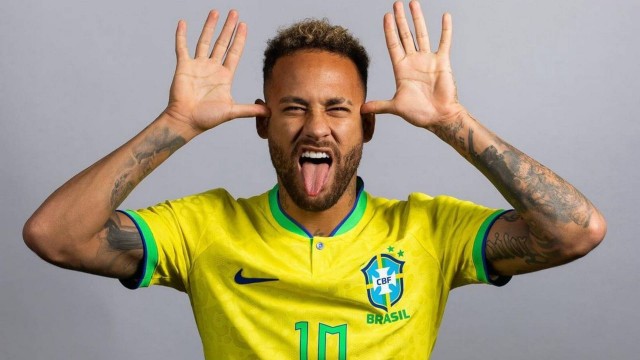 Neymar em ensaio com uniforme da seleção brasileira Foto: Divulgação