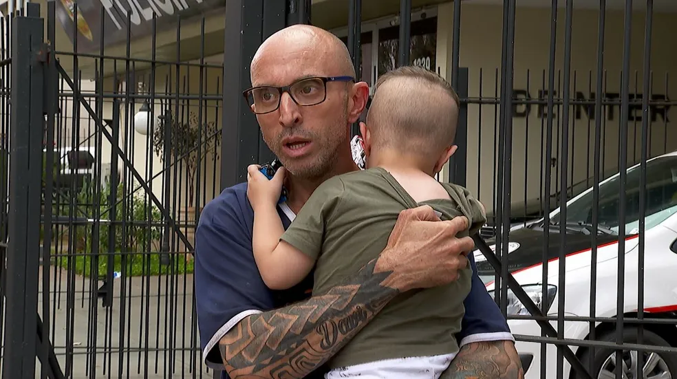 O mecânico Renato Marques Janjacomo segura o filho de 3 anos nos braços em Ribeirão Preto, SP - Foto: Chico Escolano/EPTV