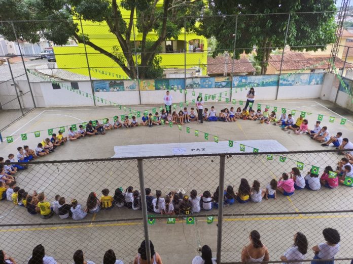 Foto: Reproduçã/Minuto de silêncio pela paz na EMEIEF Lourdes Scardini, localizada no Bairro Filomena