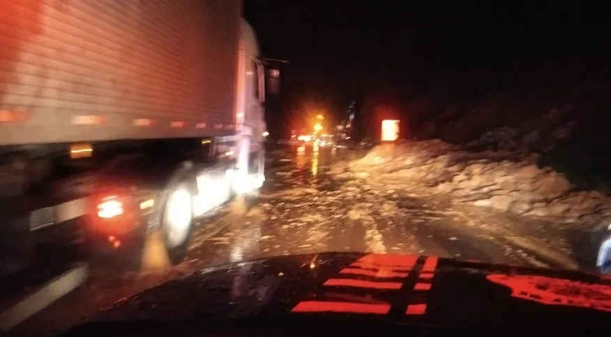 BR 116, na altura do km 51, tem lama na pista após deslizamento de terra. PRF/Divulgação