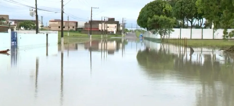 Rua que dá acesso ao Exército e à Delegacia de Polícia Civil de Linhares amanheceu alagada, espírito santo, chuva  Foto: Reprodução TV Gazeta